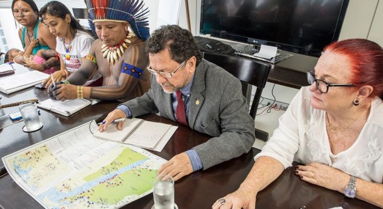 Indígenas do Baixo Tapajós em negociação com a FUNAI
