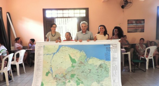 MAPA “NOVA CARTOGRAFIA SOCIAL DOS BABAÇUAIS” ENTREGUE EM VERSÃO IMPRESSA ÀS QUEBRADEIRAS DE COCO BABAÇU EM SÃO LUÍS-MA