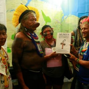 ATO DE ENTREGA AO CACIQUE RAONI DO LIVRO MUSEUS INDÍGENAS E QUILOMBOLAS   E DO MAPA “REGIÃO ECOLOGICA DOS BABAÇUAIS” DURANTE O BELEM+ 30  ISE . SBEE – 2018