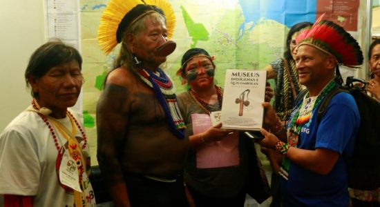 ATO DE ENTREGA AO CACIQUE RAONI DO LIVRO MUSEUS INDÍGENAS E QUILOMBOLAS   E DO MAPA “REGIÃO ECOLOGICA DOS BABAÇUAIS” DURANTE O BELEM+ 30  ISE . SBEE – 2018