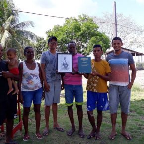 ATO DE ENTREGA AOS QUILOMBOLAS DO JAUARI DO QUADRO COM FOTO DE FRANCISCO MELO, NOME DADO AO “MUSEU VIVO” EM CONSTRUÇÃO NO JAUARI
