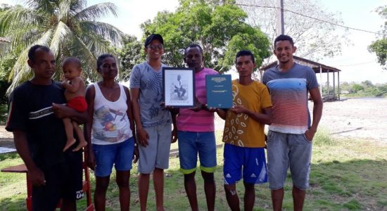 ATO DE ENTREGA AOS QUILOMBOLAS DO JAUARI DO QUADRO COM FOTO DE FRANCISCO MELO, NOME DADO AO “MUSEU VIVO” EM CONSTRUÇÃO NO JAUARI ATO DE ENTREGA AOS QUILOMBOLAS DO JAUARI DO QUADRO COM FOTO DE FRANCISCO MELO, NOME DADO AO “MUSEU VIVO” EM CONSTRUÇÃO NO JAUARI