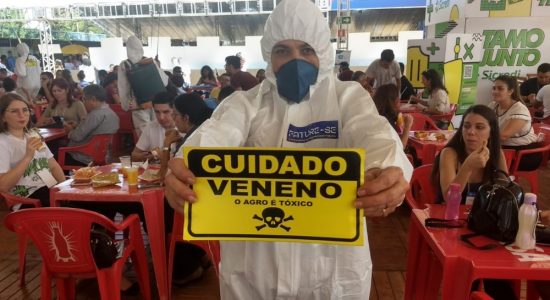 CUIDADO VENENO:  PERFORMANCES, PROTESTOS E ANÁLISES DURANTE A 71º REUNIÃO DA SBPC CONTRA AUTORIZAÇÃO DE AGROTÓXICOS POR PARTE DO GOVERNO BRASILEIRO