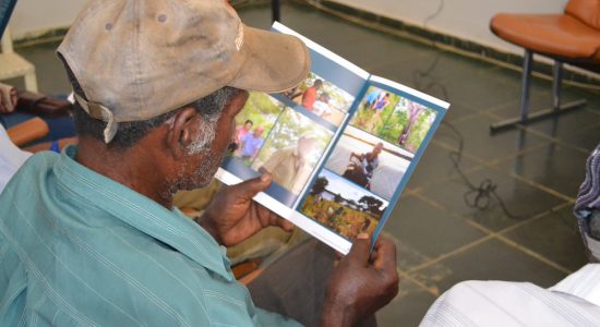 Pesquisadores da Unimontes entregam Fascículos com Mapas de Povos Tradicionais do Norte de Minas Gerais Pesquisadores da Unimontes entregam Fascículos com Mapas de Povos Tradicionais do Norte de Minas Gerais